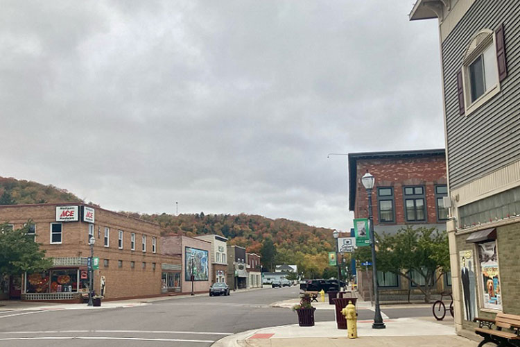 munising-downtown-750x500.jpg